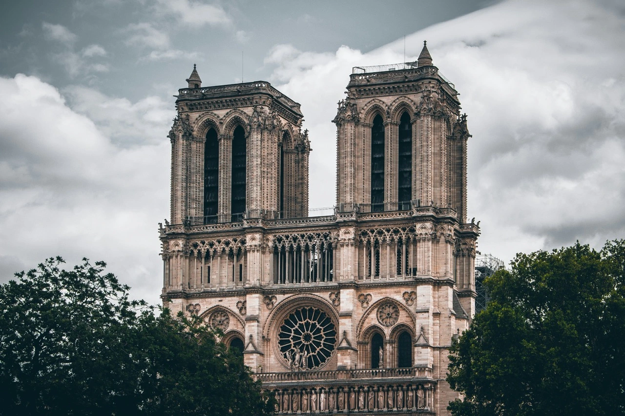 marcel-strauss-t9yW6tegIRU-unsplash-Grande