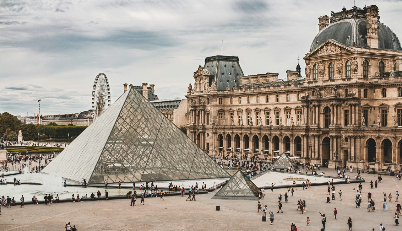 mika-baumeister-Louvre-famille