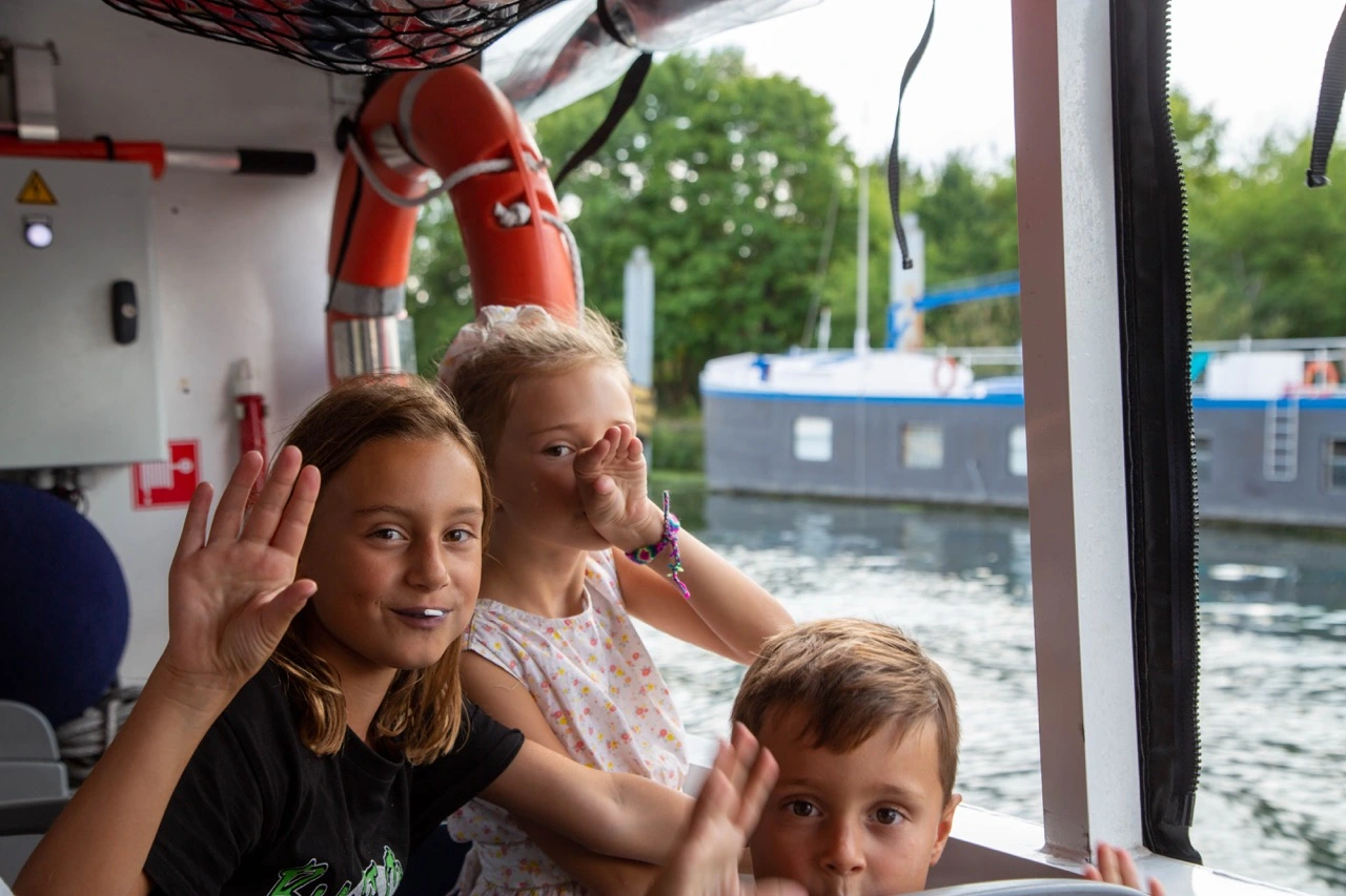Enfants à bord de Marcel